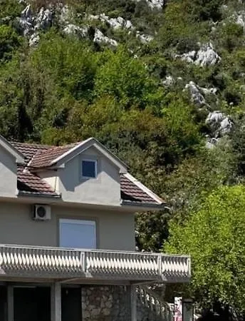 Дом отдыха Lakeside House Подгорица
